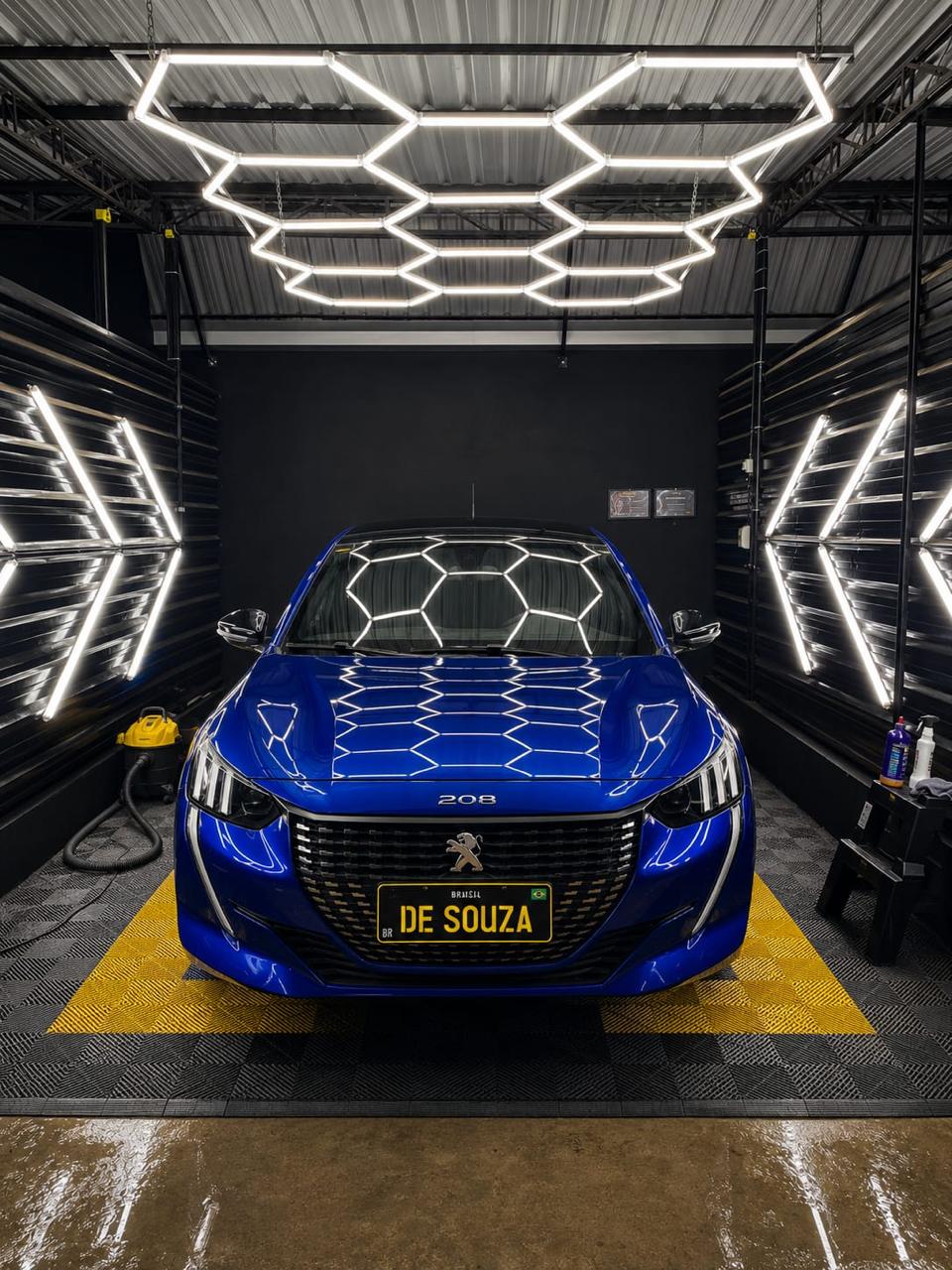 Carro azul no estudio de estetica automotiva De Souza