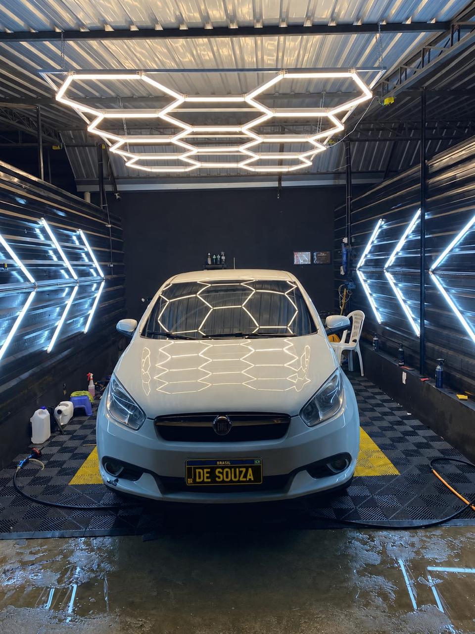 Carro branco em box de lavagem detalhada