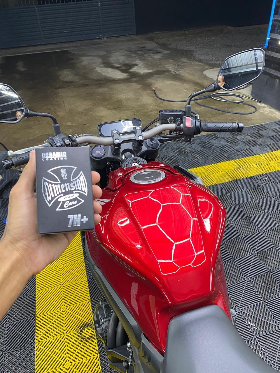 Moto vermelha recebendo coating ceramico